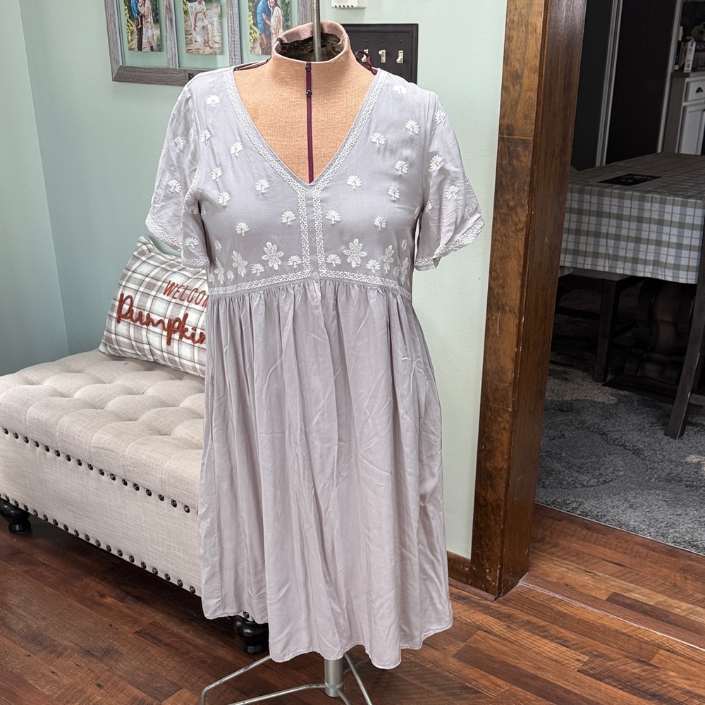 Chic Light Gray Floral Midi Dress